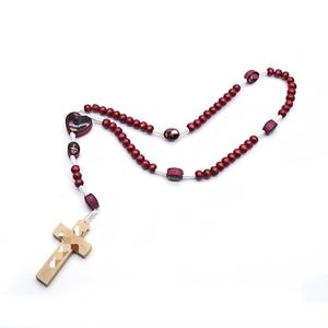 Collier de prière en perles de bois rouge avec pendentif croix tissé à la main en résine pour usage religieux - Product Image 2