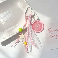 En gros, Porte-clés et breloque de sac esthétique en forme de tranches de citron rose et de pamplemousse, avec ruban en dentelle et pompon, mignon