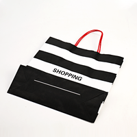 Sac en papier commercial noir blanc de haute qualité avec poignée torsadée Sacs en papier kraft cosmétiques bon marché avec logo imprimé personnalisé