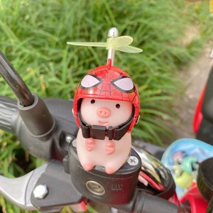Alla moda grazioso ornamento per auto di maiale Scooter elettrico e bicicletta da moto che spezza il vento anatra kit interni con casco maiale decorativo - Product Image 4