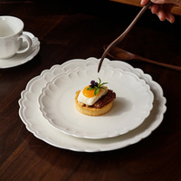 Service de table en porcelaine blanche festonnée, tasses et assiettes en céramique, vaisselle compatible micro-ondes et lave-vaisselle pour la maison et les réceptions