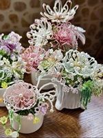 Fleurs décoratives artificielles perlées pour décoration de mariage, présentoir de boutique de cadeaux, pour douche nuptiale et présentation de cadeaux en magasin.