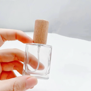 Venta al por Mayor de Botellas de Perfume de Vidrio Cuadradas Planas Recargables Vacías Portátiles de 30 ml y 50 ml Personalizadas - Product Image 5