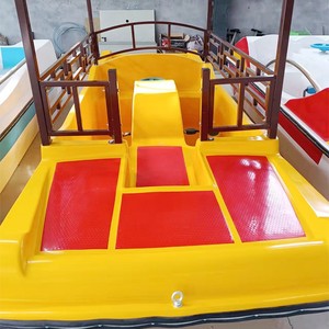Bateau à pédales classique 4 places QIQU tout temps en PE pour parcs d'attractions et stations balnéaires, avec coque résistante aux UV et capacité de charge de 300 kg - Product Image 4