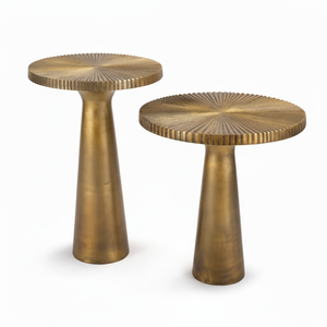 Mesa redonda de latón con intrincados grabados florales, ideal para la sala de estar o el pasillo. - Product Image 1