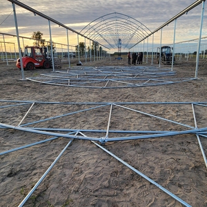 Prix d'usine Arc gothique Multi Span <span class=keywords><strong>Serre</strong></span> en polycarbonate avec système de refroidissement Jardin utilisé pour la vente - Product Image 5