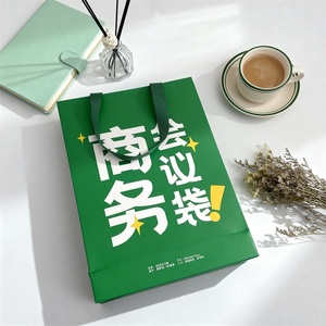 ถุงกระดาษของขวัญ OEM พร้อมหูหิ้วริบบิ้น พิมพ์ CMYK ตามสั่ง สำหรับแบรนด์เสื้อผ้า - Product Image 1