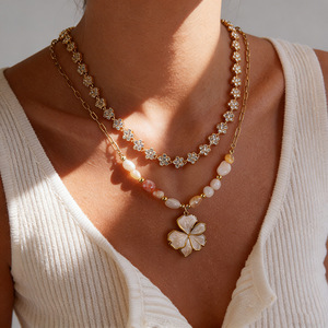 Collier avec pendentif fleur en acier inoxydable plaqué or 18 carats, minimaliste, luxueux, à porter au quotidien - Product Image 1