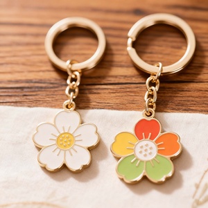 Porte-clés fantaisie de luxe en métal moulé sous pression, émail souple et dur, motif floral, pour sac ou pendentif - Vente en gros - Product Image 4