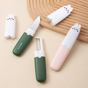 Juego de peladores de frutas multifunción con diseño de gato adorable y cubierta, para uso en la cocina y comodidad en el dormitorio - Product Image 1