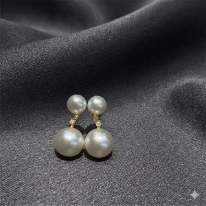 Boucles d'oreilles pendantes élégantes en perles, bases en argent plaqué or 18 carats, ornées de perles brillantes et d'un ensemble de zircons étincelants - Product Image 1