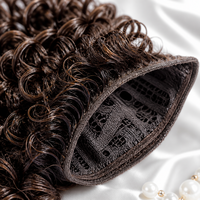 Perruque Courte Bouclée Homme Effet Naturel Châtain Foncé Frange Relevée Fibre Haute Température Faite à la Machine Réglable Vente en Gros par Senmu Beauty