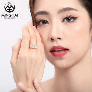 Mode Klassiek Elegant Design Sieraden Duidelijk Cz Prinses Feest Verloving Beloven Drie Stenen 14K Gouden Ring - Product Image 1