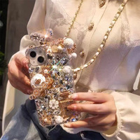 Étui à perles de cristal pour Apple 17 16 15 Pro Max, étui pour iPhone 14 avec motif bouteille de parfum, citrouille, voiture, fleur, et sangle bandoulière entièrement ornée de cristaux