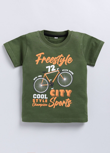 T-shirt régulier en pur coton imprimé pour garçons, couleur verte élégante avec imprimé graphique de vélo Freestyle, T-shirt doux et respirant - Product Image 2