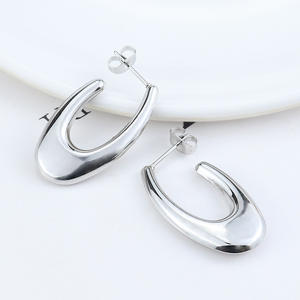 Boucles d'oreilles en acier au titane en forme de C Boucles d'oreilles creuses en acier inoxydable pour femmes - Product Image 4