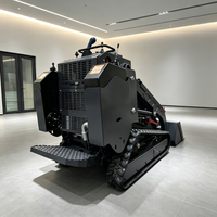 Chargeuse compacte polyvalente avec grappin, marteau, balayeuse, trancheuse et lame, équipée d'un moteur 3 cylindres à double flux