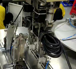 <span class=keywords><strong>Enrouleur</strong></span> PLC à double bobine TIANWEILONG 600 bobines 20 mètres, machine à enrouler à 25 degrés, moteur 130KW, production 800-1500 pièces/heure, facile à utiliser - Product Image 1