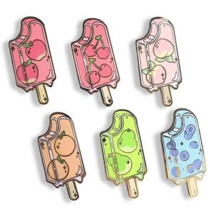 Set de Broches de Metal Esmaltado de Frutas Kawaii: Pin de Hielo en Forma de Manzana, Cereza, Melocotón, Naranja, <span class=keywords><strong>Pera</strong></span> y Arándano – Joyería y Regalo - Product Image 1
