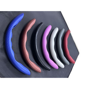 Fundas Universales Antideslizantes de Cuero para Volantes Deportivos de 4 Radios para Coches - Product Image 3