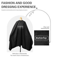 Capas de Barbería Profesionales Antiestáticas de Poliéster con Cintura Ajustable y Logotipo Personalizado en Blanco y Negro de BARBERMAX