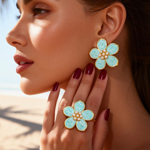 Pendientes de Perlas con Centro de Flor, Chapados en Oro de 18k, Acero Inoxidable, Joyería de Moda Primavera-Verano - Product Image 1