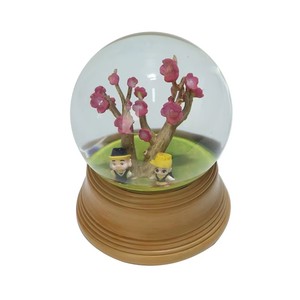 Boule de <span class=keywords><strong>paysage</strong></span> de neige romantique en résine personnalisée simulation de fleur <span class=keywords><strong>d</strong></span>'<span class=keywords><strong>hiver</strong></span> boule de neige avec flocons brillants boule de neige en verre <span class=keywords><strong>d</strong></span>écor à la maison - Product Image 6