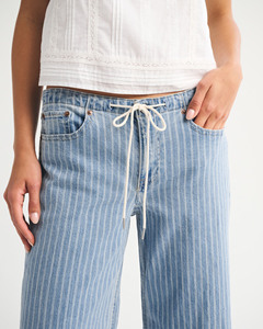 Jean décontracté en denim à taille basse rayé et à jambes larges pour femme avec cordon de serrage - Product Image 4