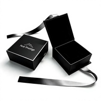 Boîte à bijoux rigide de luxe avec logo personnalisé, poignée en ruban, emballage cadeau en papier portable pour bague, collier, boucles d'oreilles