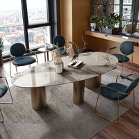 Table de salle à manger de luxe légère, table ovale avec plateau asymétrique sur base de table à 3 pieds en or massif