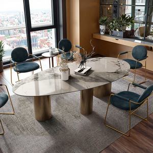 Tavolo da Pranzo Ovale di Lusso Leggero con Piano Asimmetrico e Massiccia Base Dorata a 3 Gambe - Product Image 3