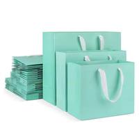 Vente en gros d'emballage cadeau en papier d'art recyclable de luxe poignées de ruban personnalisées pour vêtements sous-vêtements chaussettes marques chaussures artisanales