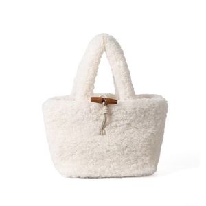 Bolsa de Mano de Tela de Peluche Personalizada para Mujer Royal Fair con Forro de Franela de Lana de Cordero Suave, Moderna, Portátil y Reutilizable - Product Image 4
