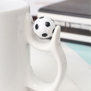 Tasse à café en céramique <span class=keywords><strong>de</strong></span> football créative <span class=keywords><strong>de</strong></span> haute qualité, neuve, avec breloque, cadeau promotionnel pour événement d'entreprise - Product Image 2