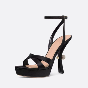 รองเท้าส้นสูงแบบรัดข้อเท้าประดับเพชรและมุกสำหรับผู้หญิง รองเท้าส้นเตี้ยแบบสายไขว้ผ้าซาตินสำหรับฤดูร้อน - Product Image 2