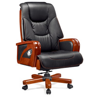 Chaise de bureau de direction noire avec surpiqûres contrastées, accoudoirs en bois et base à roulettes en bois