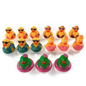 En stock : Canard en caoutchouc lumineux de Noël, jouet flottant absorbant l'eau pour bébé, idéal pour le sable et l'eau, 5-6 cm – Vente chaude de l'été - Product Image 6