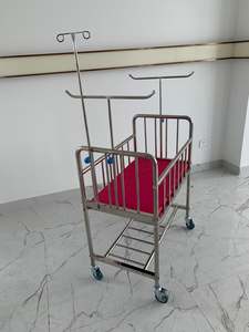 Cama de bebé usada de acero inoxidable con colchón - Product Image 6
