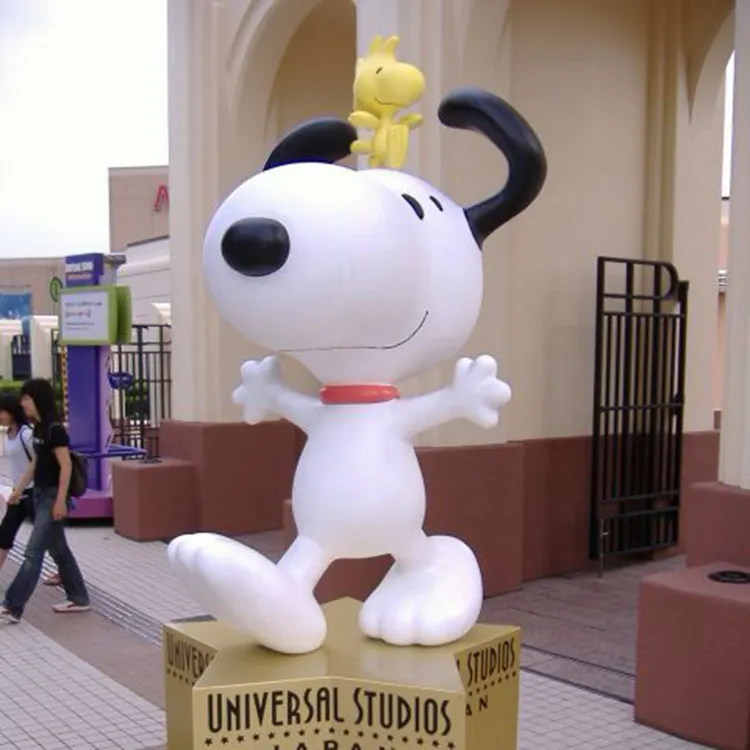 Decorazione del parco all'aperto dimensioni personalizzate famosa statua del personaggio dei cartoni animati in fibra di vetro snoopy