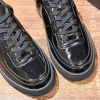 Sneakers en cuir pour femmes de style designer haut de gamme, chaussures décontractées de luxe de haute qualité, disponibles en noir et blanc