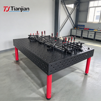 Table de soudage 3D D28 avec grille perforée, système de serrage modulaire, établi robuste pour travaux de soudage industriels