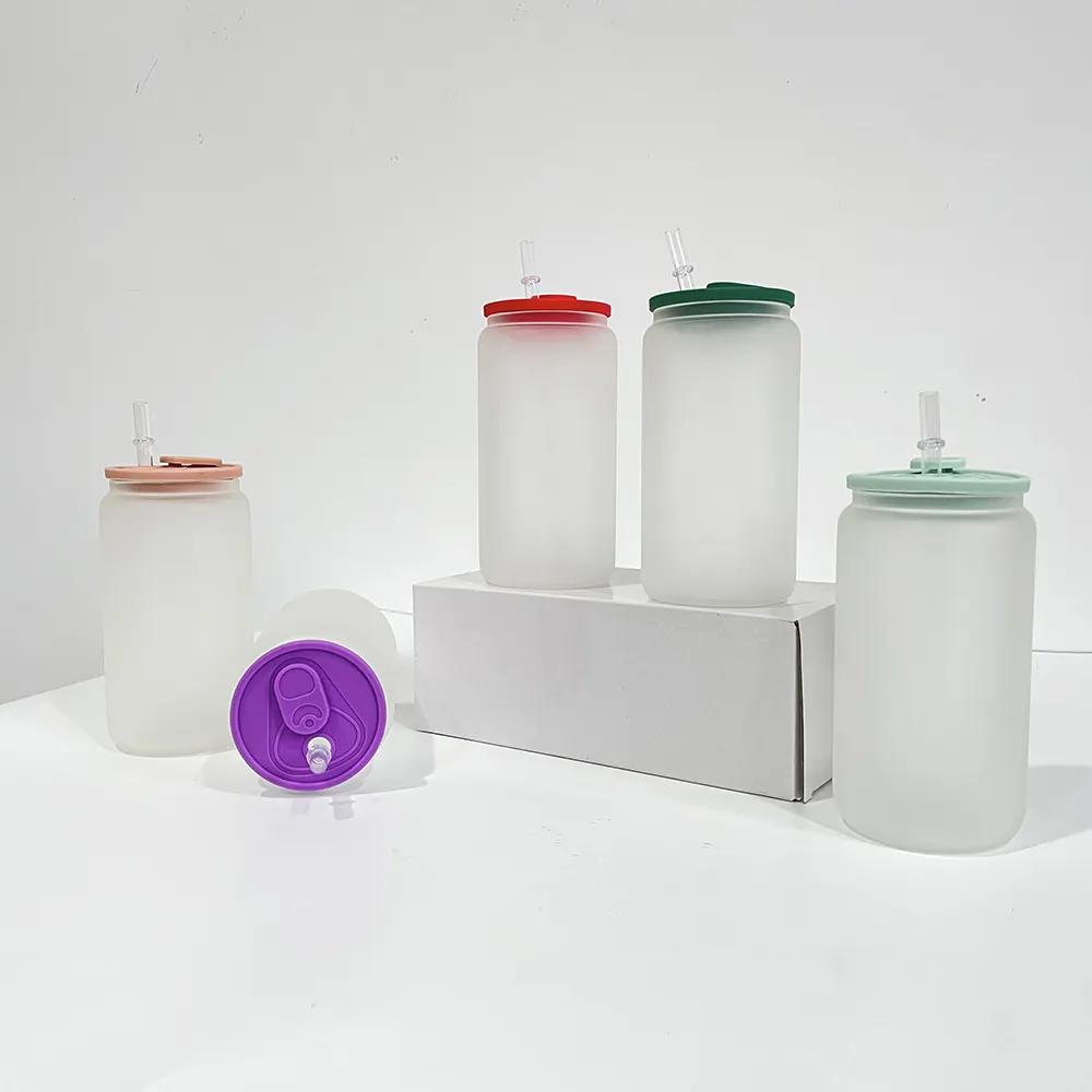 Boîte de conserve à couvercle en silicone de couleur personnalisée, verre à café glacé, tasse en forme de canette de bière de 16oz avec couvercle en silicone