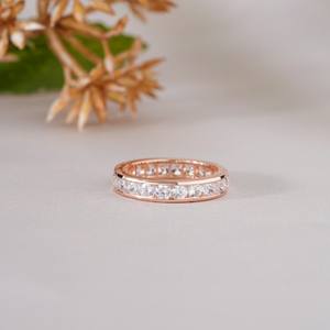Bague de mariage classique en or rose avec moissanite taille ronde, élégante, sertie en canal, pour femme, bijou demi-éternité pour anniversaire - Product Image 3