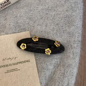 กิ๊บติดผมรูปวงรีสีเทาสไตล์เรโทรขนาด 7 ซม. ประดับดอกไม้และเพชรระยิบระยับ ดีไซน์เก๋ไก๋ เหมาะสำหรับงานปาร์ตี้ ทำจากผ้าและโลหะผสม - Product Image 4