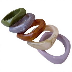 กำไลเรซิ่นทำมือระดับพรีเมียมสำหรับผู้หญิง น้ำหนักเบา สีสันสดใส เครื่องประดับแฟชั่นสำหรับใส่ลำลอง งานแต่งงาน และโอกาสพิเศษ - Product Image 1