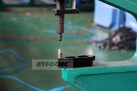Presse à riveter pneumatique automatique pour la fabrication de tôles riveteuse
