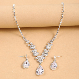 Ensemble de bijoux en strass pour femmes, pour fiançailles et mariage, avec collier plaqué argent et boucles d'oreilles de mariée - Design romantique - Product Image 2
