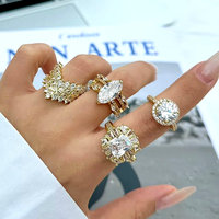 CH-LHR02259 Filigraner Vergoldeter Ring mit Klaren Zirkonia-Blumen, Verstellbarer Damenring mit Klaren Zirkonia, Großhandel Damenschmuck