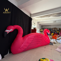 Comptoir de bar gonflable flamant rose décoré pour festivals et mariages, avec plumes réalistes. Montage facile, oiseau gonflable pour exposition en bord de lac.
