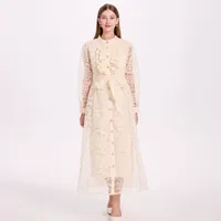 Robe élégante à manches longues et coupe ajustée en polyester uni pour les occasions d'automne en abricot et blanc